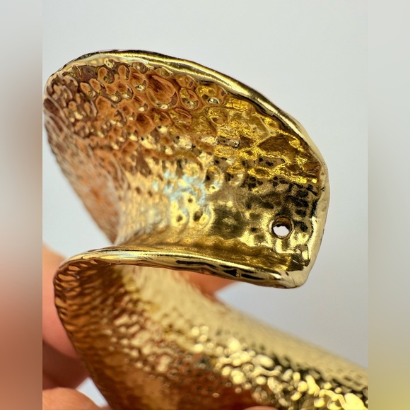 Vintage Clara Kasavina hammered gold cuff - Picture 6 of 9